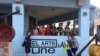 Un grupo de artistas y activistas cubanos exige la liberación del artista Luis Manuel Otero Alcántara, en La Habana el 4 de mayo de 2018.