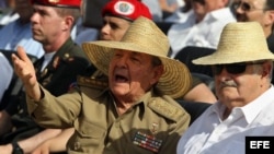 Raúl Castro (i), conversa con su homólogo uruguayo, José Pepe Mujica (d), en la ciudad de Santiago de Cuba, después de su discurso durante un acto celebrado por el 60 aniversario del asalto al cuartel Moncada.