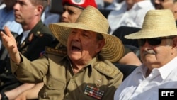 Raúl Castro conversa con su homólogo uruguayo, José Pepe Mujica (i-d), en Santiago de Cuba, después de su discurso durante un acto celebrado por el 60 aniversario del asalto al cuartel Moncada.