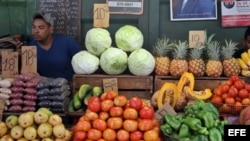 Venta de alimentos en un agromercado de La Habana en 2016.