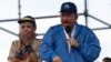 El presidente de Nicaragua, Daniel Ortega, habla a sus seguidores, junto a su esposa y vicepresidenta Rosario Murillo. (AP Foto/Alfredo Zuniga)