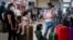 Viajeros con noasobucos esperan sus vuelos en el Aeropuerto Internacional José Martí de La Habana.