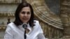 La canciller boliviana Karen Longaric habla el viernes con la prensa en La Paz (Foto: Jorge Bernal/AFP).