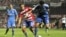 El defensa portugués del Real Madrid Pepe (d) lucha el balón con Dani Benítez, del Granada CF, durante el partido, correspondiente a la segunda jornada de la Liga en Primera División.