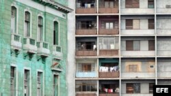 Vista de dos edificios de La Habana.