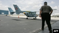 José Basulto, de Hermanos al Rescate, camina hacia una de las avionetas.