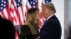 El presidente Donald Trump besa a la primera dama Melania Trump en el Jardín de las Rosas de la Casa Blanca.