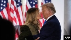 El presidente Donald Trump besa a la primera dama Melania Trump en el Jardín de las Rosas de la Casa Blanca.