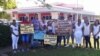 Grupo de cubanos protestan en Surinam.