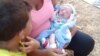 Gladis Pérez con su bebé Darién en brazos.