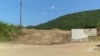 El lugar donde preparan las fosas comunes para enterrar a los muertos por COVID-19, en la carretera del Cobre, en Santiago de Cuba.