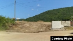 El lugar donde preparan las fosas comunes para enterrar a los muertos por COVID-19, en la carretera del Cobre, en Santiago de Cuba.