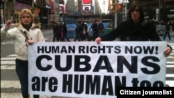 Foto de la protesta en Times Square. Publicada por Todo el mundo habla @Liusantiesteban.