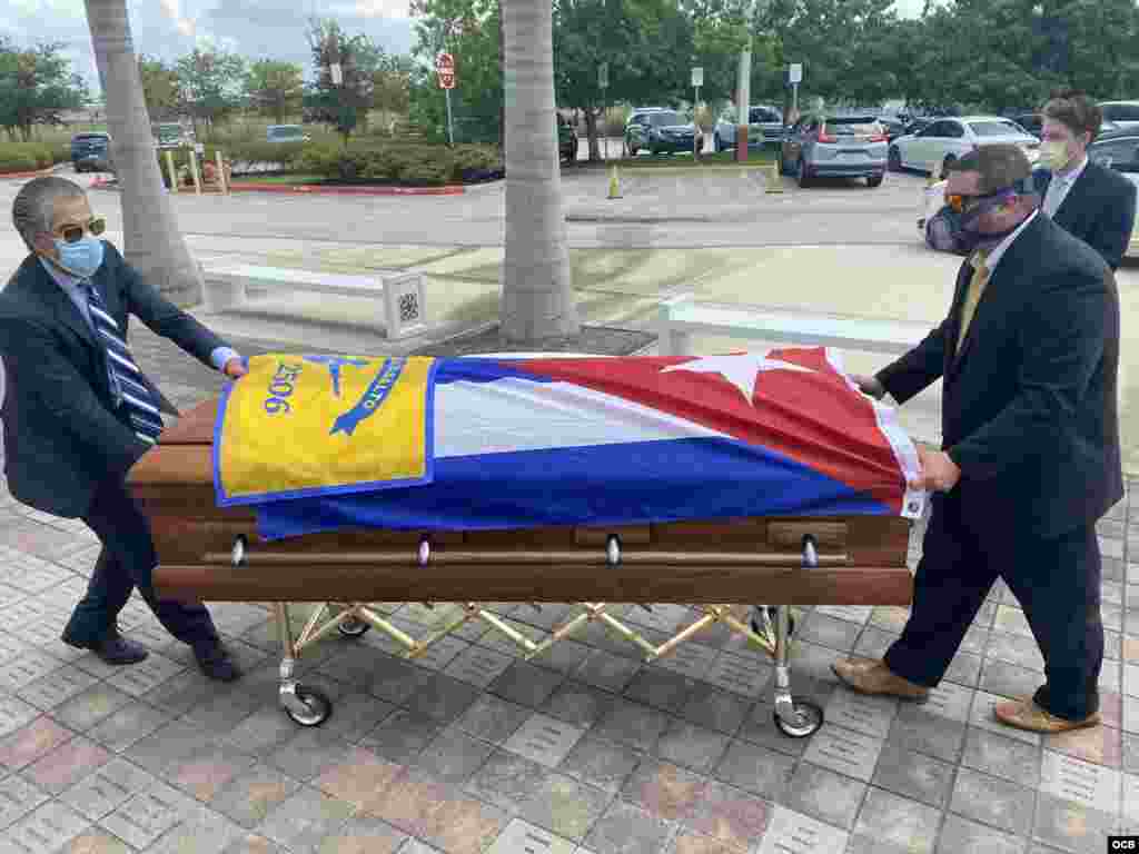 Féretro con el cadáver del Padre Carrillo llega a la Iglesia del Doral.