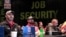 Delegados del sindicato United Auto Workers escuchan a los conferencistas durante una "'Convención especial sobre negociación colectiva", en Detroit.