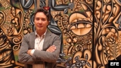 El artista Carlos Luna es visto hoy, jueves 11 de junio de 2015, en Miami (Estados Unidos).