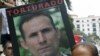 Manifestantes piden la liberación de Ferrer frente al Consulado Español en Coral Gables. (Archivo)
