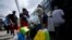 Migrantes de Venezuela abordan un autobús al Aeropuerto Internacional de Tocumen en Ciudad de Panamá, el miércoles 26 de octubre de 2022. (AP Foto/Arnulfo Franco).