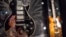 Una guitarra Gibson de 1957 que usó Keith Richards, de los Rolling Stones. (Joel Ryan/Invision/AP).