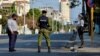 Agentes de la policía refuerzan la vigilancia en el barrio habanero de El Carmelo el 4 de abril (Foto: Yamil Lage/AFP).
