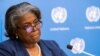 La embajadora Linda Thomas-Greenfield sentada ante el micrófono, con el telón de fondo de las Naciones Unidas (© Mary Altaffer/AP Images)