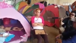 La madre de Darién, Gladis Pérez, habla con periodistas en el campamento de Peñitas La madre de Darién, Gladis Pérez, habla con periodistas en el campamento de Peñitas