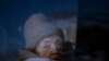 Una refugiada que huye de la guerra de Ucrania, el 14 de marzo de 2022. (AP Foto/Andreea Alexandru).