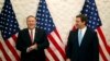 El secretario de Estado Mike Pompeo y el gobernador de Florida Ron DeSantis posan para una fotografía previo a una reunión, el jueves 23 de enero de 2020, en Miami.