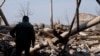 Un hombre observa el 28 de marzo de 2023 los escombros tras un ataque de Rusia en Avdiivka, Donetsk, Ucrania. (Donetsk Region Police/via REUTERS).