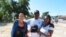 Activistas de organización Delibera en una calle de La Habana con la gorra que promociona el fime Plantados