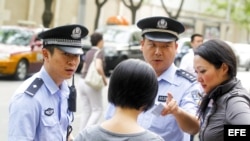 Policias chinas en el hospital