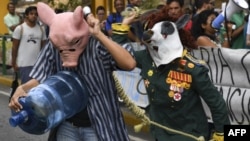 Venezolanos protestas contra la falta de agua en el barrio Las Mercedes, en Caracas.