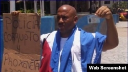 Maikel Herrera Gómez protesta en la Rampa habanera.
