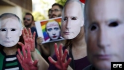 Colectivos gays de diferentes asociaciones se han concentrado frente a la Embajada rusa en Madrid contra las políticas "homófobas" del Gobierno de Rusia.
