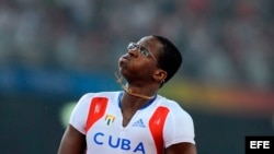 El cubano Dayron Robles al ganar el oro olímpico de los 110 metros con vallas en el Estadio Nacional en Pekín, China.