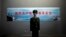 Un policía frente al Centro de Detención II, en Beijing, China. (AP Photo/Alexander F. Yuan).