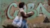 Una mujer carga un cartón de huevos por una calle de La Habana. (AP/Ramon Espinosa)