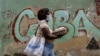 Una mujer carga un cartón de huevos por una calle de La Habana. (AP/Ramon Espinosa)