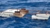 Un buen samaritano encontró a un migrante flotando en esta balsa improvisada, el 28 de agosto de 2021. (Foto de la Guardia Costera de EEUU)