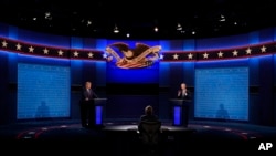 Fotografía de archivo del 29 de septiembre de 2020, Donald Trump y Joe Biden, en un debate presidencial en Cleveland, Ohio. Entre el 10 % y el 14 % de los votantes esperan hasta el día de las elecciones para decidir por quién votar.