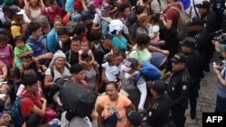 La policía impide a inmigrantes hondureños entrar a la zona fronteriza de Guatemala con México.