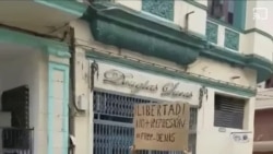 Joven con cartel se manifiesta en el bulevar de San Rafael Joven con cartel se manifiesta en el bulevar de San Rafael
