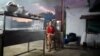 Una cuentapropista vende alimentos en una cafetería privada de La Habana. REUTERS/Alexandre Meneghini