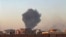En esta fotografía proporcionada por Maheen S, humo se eleva en el cielo de Jartum, Sudán, cerca del Hospital Internacional Doha, el viernes 21 de abril de 2023. (Maheen S vía AP).