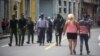 Policías y guardias caminan por una calle de La Habana.