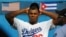 El Grandes Ligas cubano Yasiel Puig, en un juego de béisbol entre equipos de escolares en el Estadio Latinoamericano, La Habana, diciembre de 2015.