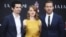Foto de archivo tomada el 15 de mayo de 2015 del director de cine Damien Chazelle (izq) y los actores Emma Stone (c) y Ryan Gosling durante la ceremonia de impresión de huellas en el Teatro Chino TCL en Hollywood (Estados Unidos). La cinta "La La Land" ha
