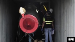El 21 de julio de 2013 agentes policiales inspeccionan un contenedor donde se encontró un avion Mig - 21 Bis en Colón (Panamá).