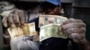Ante los temores del impacto social que traerá la unificación monetaria, las autoridades han tomado la opción más lenta y agónica, afirma economista.