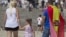 Los manifestantes en su mayoría jóvenes de ambos sexos y parejas con sus niños.
